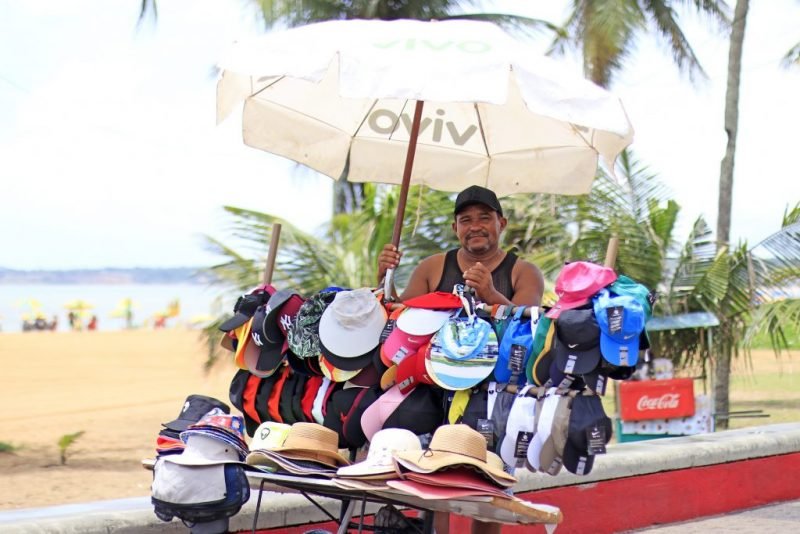 Ambulantes da orla de João Pessoa terão que usar crachá de identificação