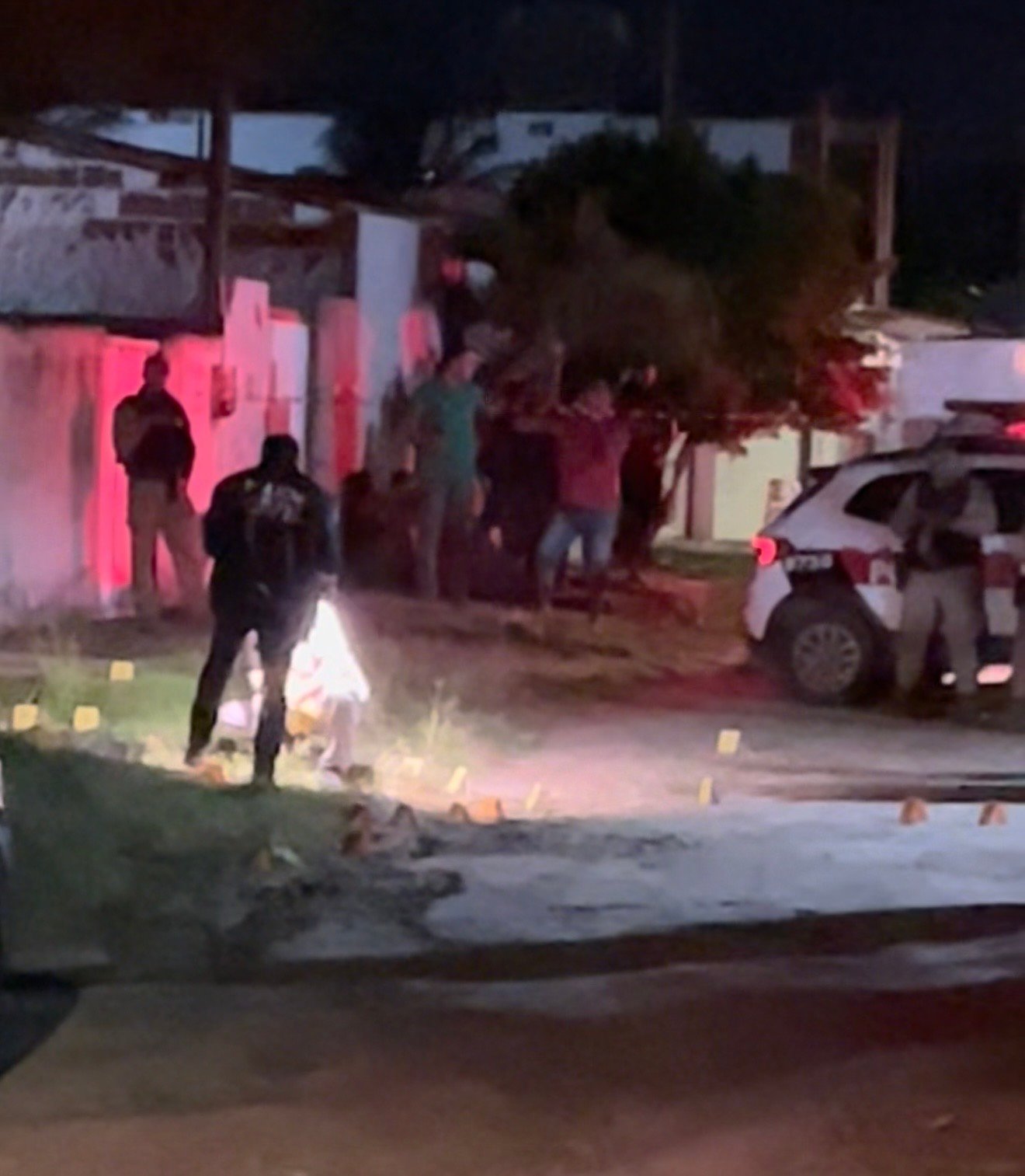 Homem é morto com mais de 70 tiros em calçada de casa, em João Pessoa