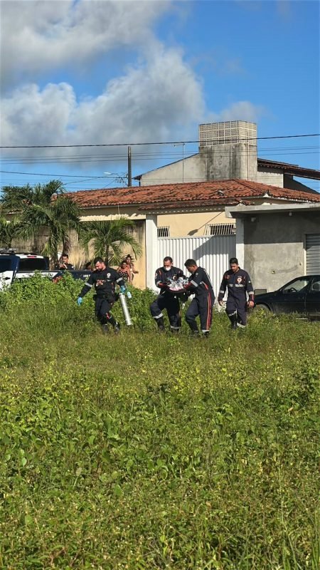 Morre recém-nascido abandonado e regatado de muros entre duas casas, no Litoral Sul da PB