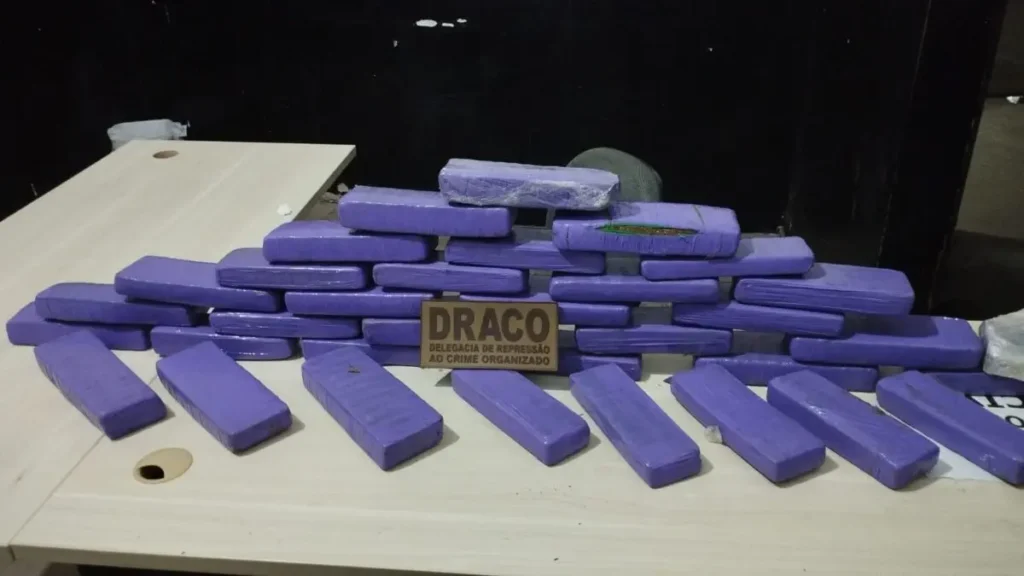 Casal é preso com 37 quilos de maconha dentro de carro na PB