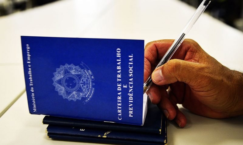 Parecer da 6×1 é adiado sob pressão para transição de 10 anos