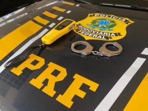 PRF recupera caminhonete furtada e prende condutores bêbados