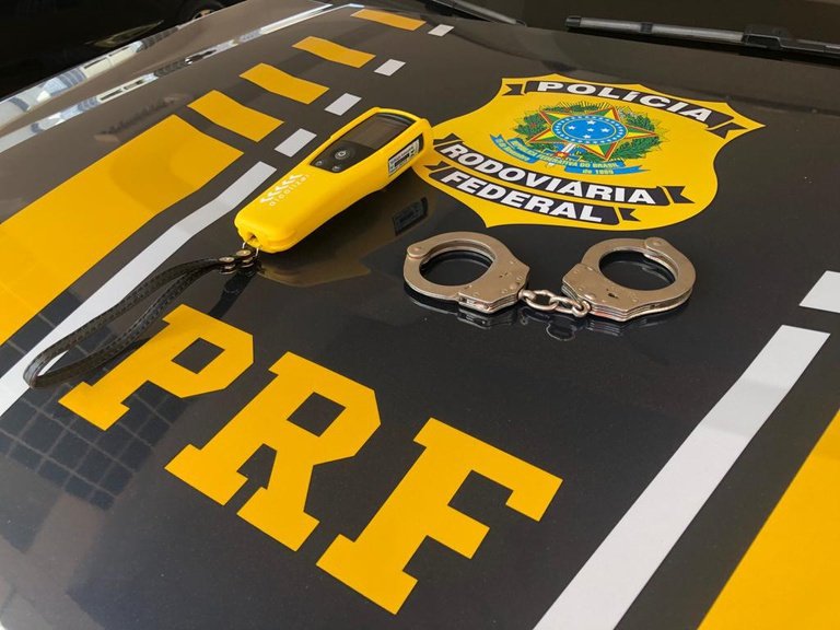 PRF recupera caminhonete furtada e prende condutores bêbados