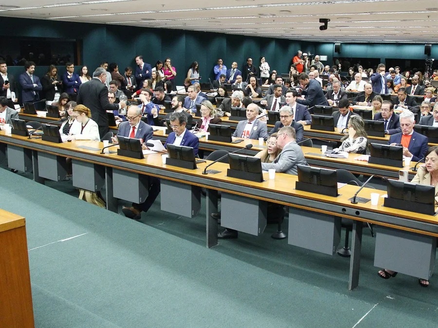 Comissão da Câmara aprova o fim da escala 6×1