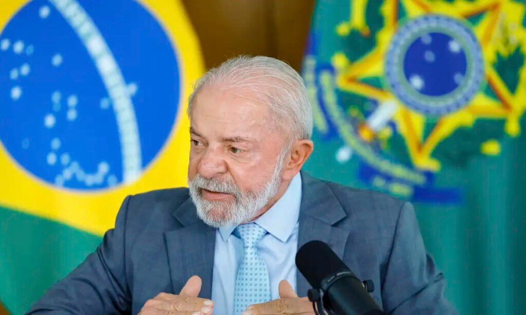 Lula passa por segunda sessão de radioterapia após retirada de lesão no couro cabeludo