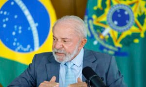 Lula passa por segunda sessão de radioterapia após retirada de lesão no couro cabeludo