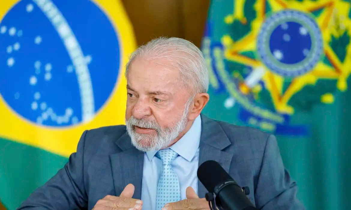 Lula passa por segunda sessão de radioterapia após retirada de lesão no couro cabeludo