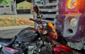 Motociclista morre ao bater de frente com carreta no Sertão da Paraíba