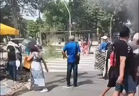 Protesto de ambulantes bloqueia trânsito na Lagoa, em João Pessoa