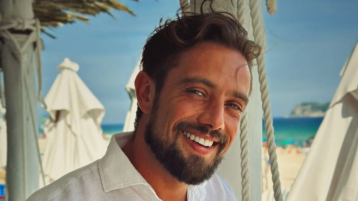 Ator Rafael Cardoso é internado em clínica de reabilitação