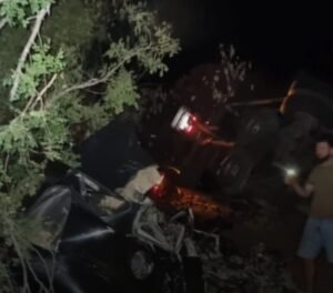 Motorista de carro morre em acidente com carreta na BR-412, na PB