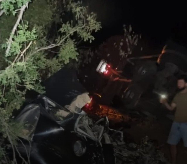 Motorista de carro morre em acidente com carreta na BR-412, na PB