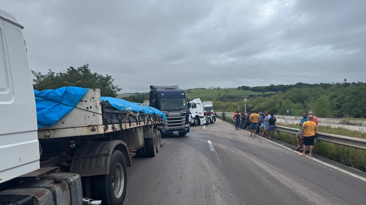 Acidente com carretas interdita trecho da BR-101 e causa congestionamento quilométrico entre JP e Recife