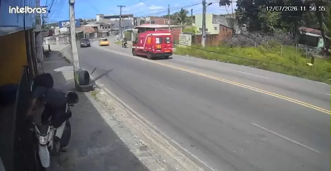 Câmera flagra motociclista  batendo em grades após perde controle na Ladeira do Cuiá, em João Pessoa