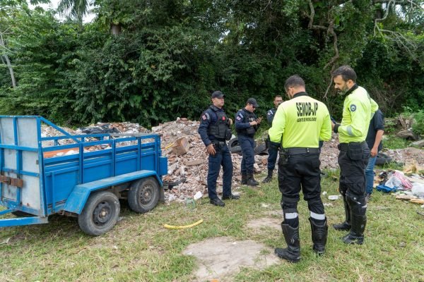 Três pessoas são presas após jogar lixo em área de preservação ambiental na Capital