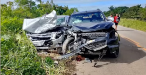 Idosa morre após colisão frontal entre carro e caminhonete na PB-025, em Santa Rita