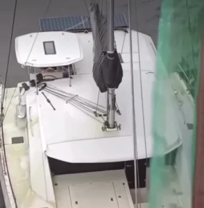 Barco fica à deriva durante ventania e colide com estrutura da Ponte do Futuro, em Cabedelo