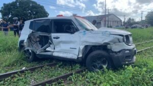 Acidente entre carro e VLT é registrado em João Pessoa; motorista fica ferido