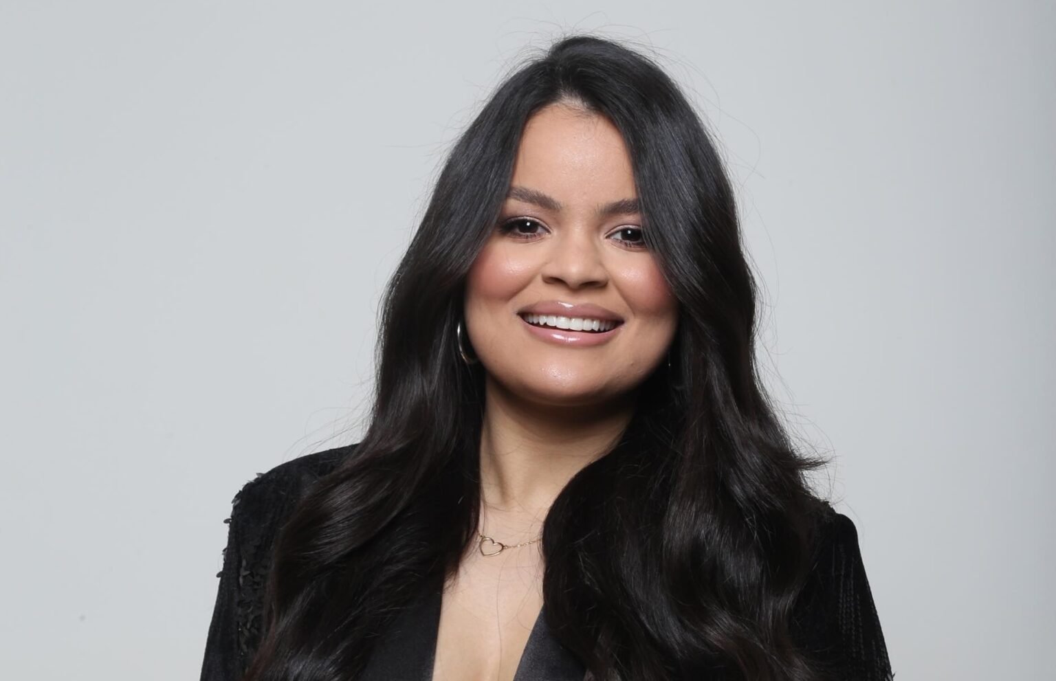 Cantora Danieze Santiago denuncia ex-marido por violência doméstica; shows são cancelados