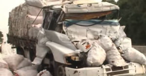 Motorista morre após bater caminhão em carreta rebocada na BR-101