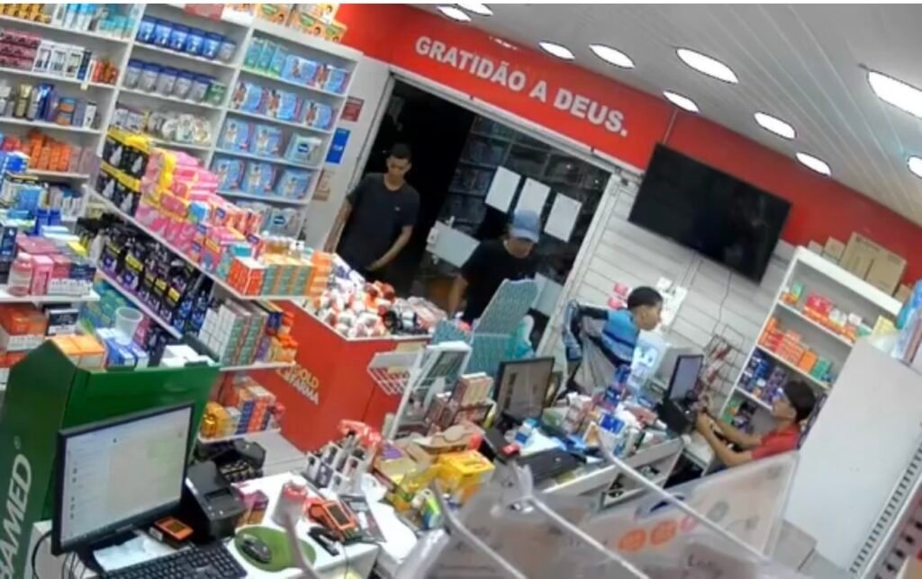 Assaltantes invadem farmácia e roubam dinheiro, chocolate e fraldas em João Pessoa; veja vídeo