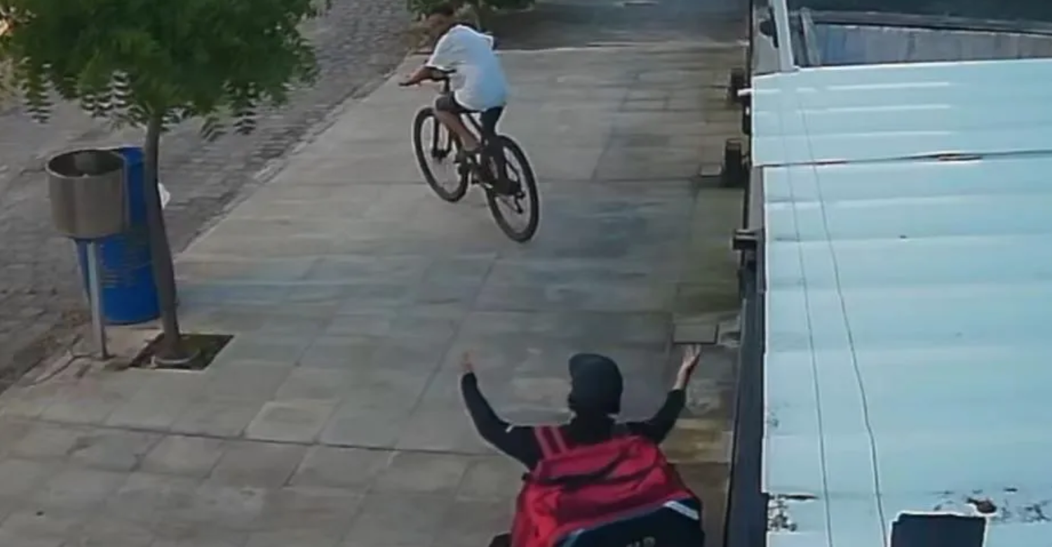 Entregador se ajoelha e implora para não ter bicicleta roubada durante assalto, em JP