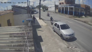 Motociclista bate na traseira de carro após tentar desviar de outra moto, em João Pessoa