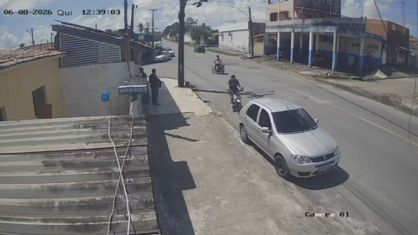 Motociclista bate na traseira de carro após tentar desviar de outra moto, em João Pessoa