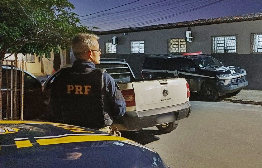 Quatro homens são detidos e quatro veículos roubados são recuperados pela PRF