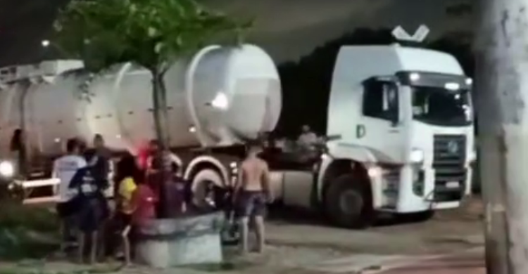 Caminhão com falha mecânica causa transtorno em linha férrea de Cabedelo