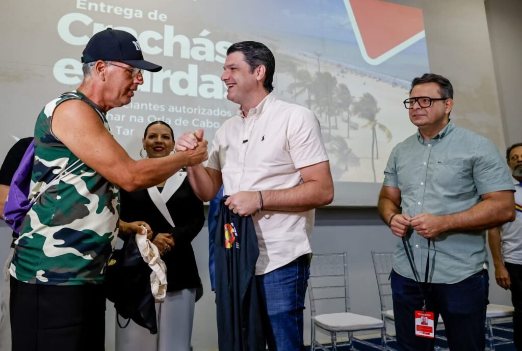 Leo Bezerra entrega fardamento e kits de proteção a trabalhadores da Orla de João Pessoa