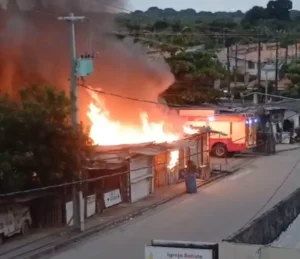 Incêndio destrói loja de roupas e bar no bairro de Mangabeira, em JP; veja vídeo