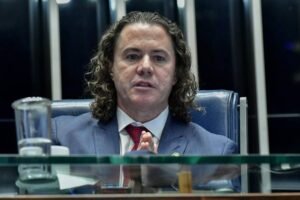 Juíza manda apreender material de campanha de Veneziano