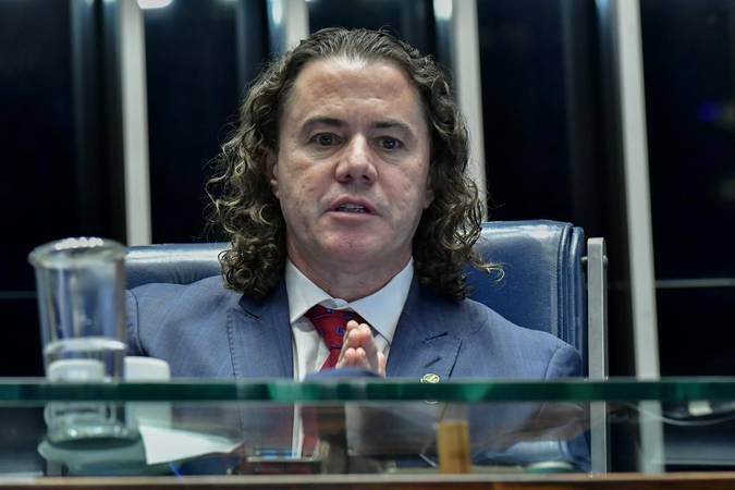 Juíza manda apreender material de campanha de Veneziano