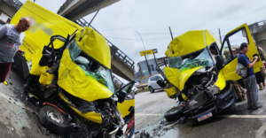 Van colide com pilastra de passarela na BR-101, em JP; motorista fica preso às ferragens