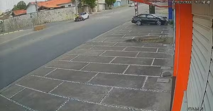 Câmera registra acidente entre carro e moto que deixou dois feridos, em CG