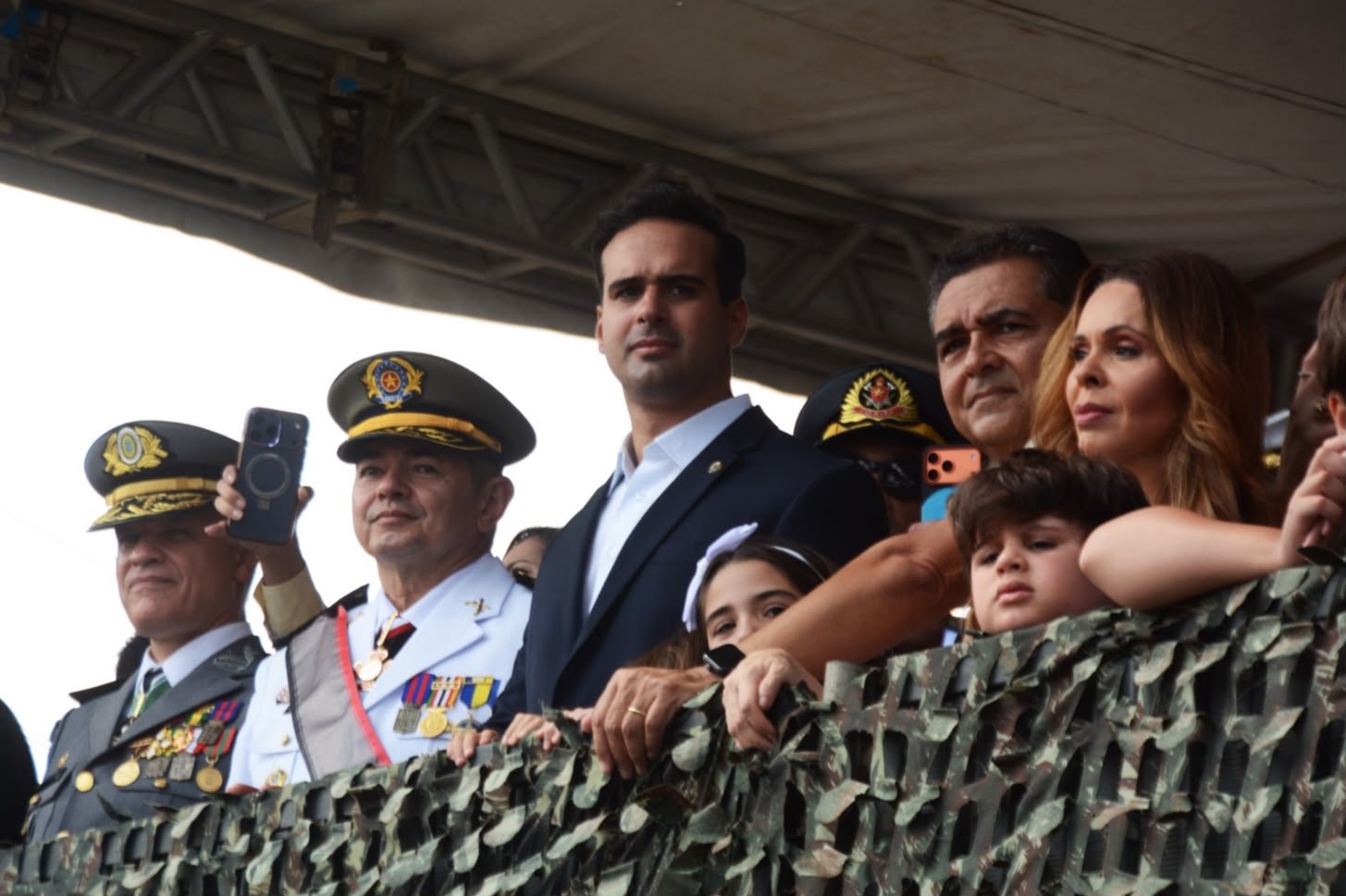 Governador participa de desfile cívico-militar e destaca democracia