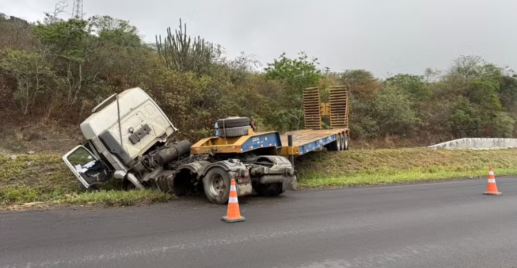 Motorista fica ferido após caminhão sair da pista e tombar na BR-230, em CG