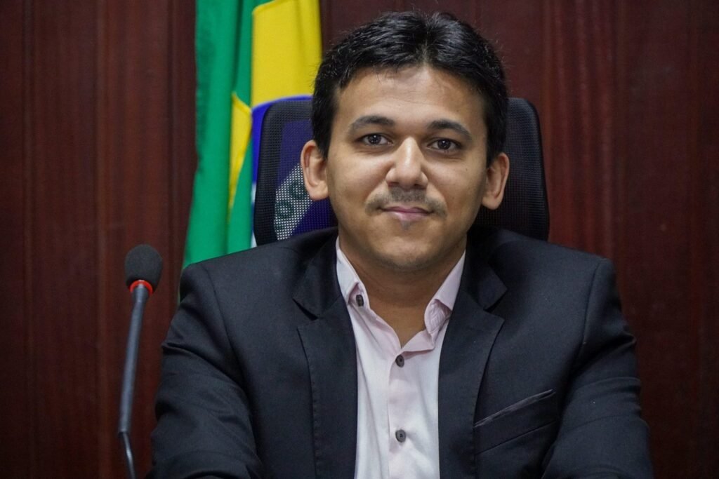 Prefeito de Santa Rita deixa Veneziano e anuncia apoio a Nabor Wanderley