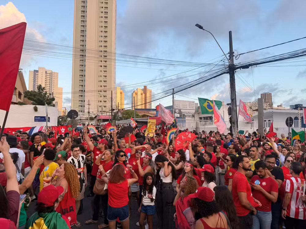 Apoiadores de Lula fazem ato em João Pessoa, na véspera do segundo turno das eleições