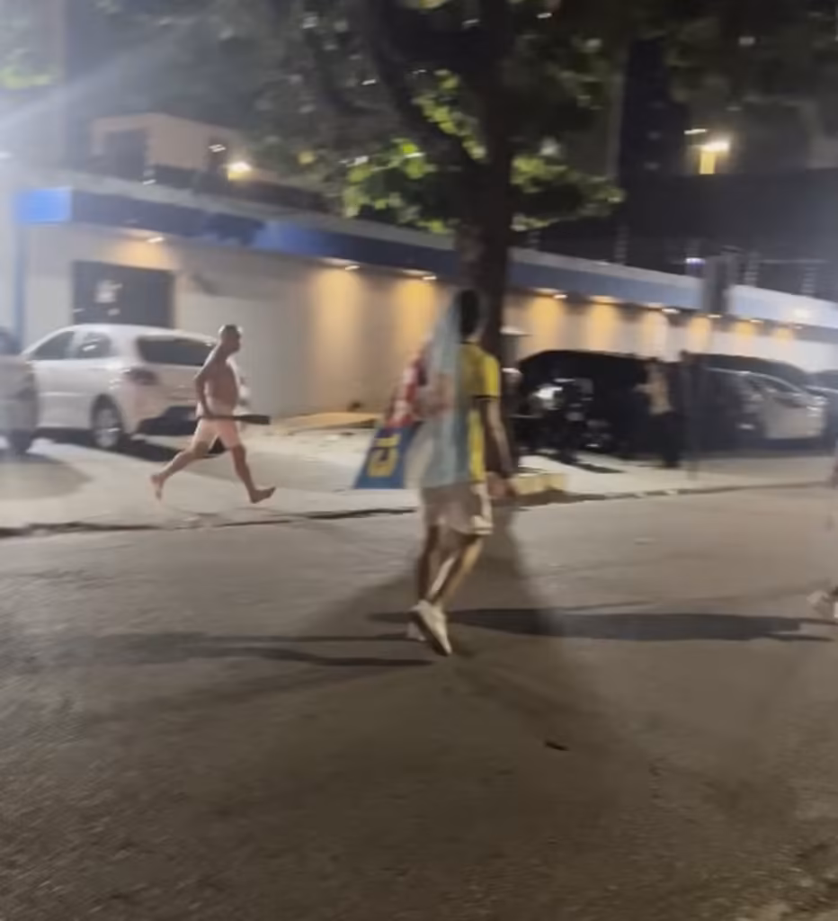 Homem é flagrado ameaçando eleitores  de lula com facão na festa da vitória, em João Pessoa