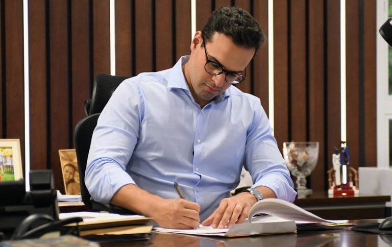 Governador Lucas Ribeiro assina novo Refis para facilitar regularização de débitos fiscais na Paraíba