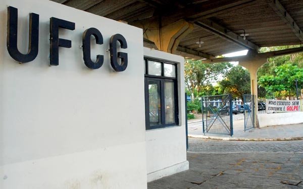 PM é acionada na UFCG durante manifestação política; estudantes e PM divergem