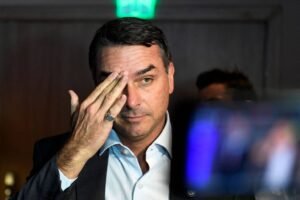 Flávio Bolsonaro altera carta e abandona título de ‘presidente eleito’ para ‘líder’ do Brasil