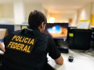 Mulher suspeita de usar identidade falsa para receber auxílio do INSS é alvo da PF, na PB