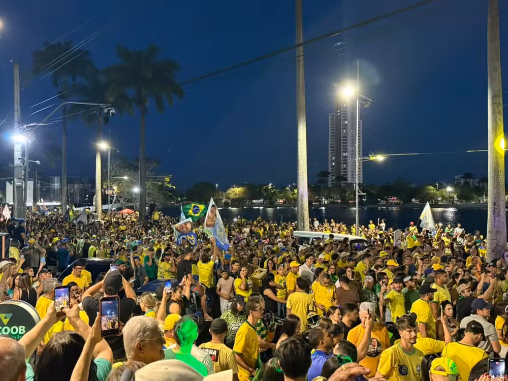 Apoiadores realizam ato pró-Flávio no entorno do Açude Velho, em Campina Grande