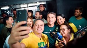 Em reunião com Flávio, bolsonaristas planejam reduzir votos de Lula na Paraíba