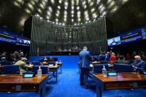 Senado aprova PEC que acaba com escala 6×1
