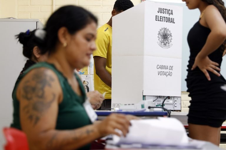 Mais de três milhões de eleitores vão às urnas na Paraíba neste domingo (4)