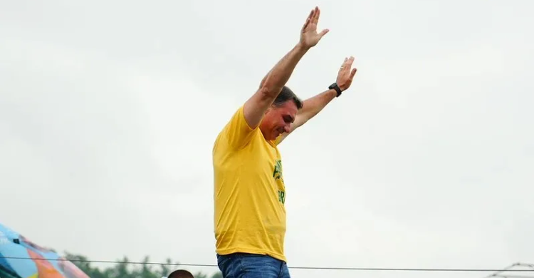 Em carta, Flávio se diz o “verdadeiro presidente eleito do Brasil” após fuga